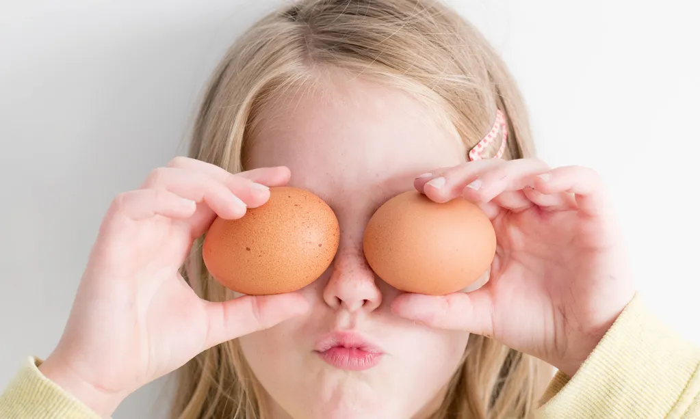 niña con 2 huevos 
