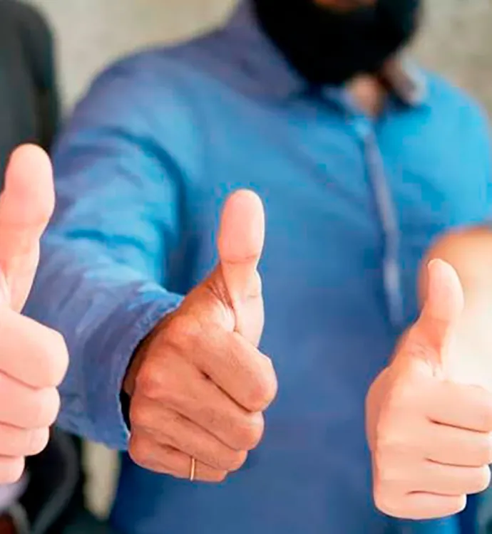 3 Pulgares hacia arriba